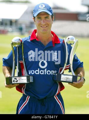 New England One Day Kapitän Michael Vaughan zeigt die Trophäe der NatWest Series (links) und der NatWest Challenge Trophäe während einer Fotoausstellung in Old Trafford, Manchester, vor dem ersten NatWest Challenge Spiel gegen Pakistan. * England wird für die NatWest Series Trophäe in einem dreieckigen Turnier mit Simbabwe und Südafrika konkurrieren. Stockfoto