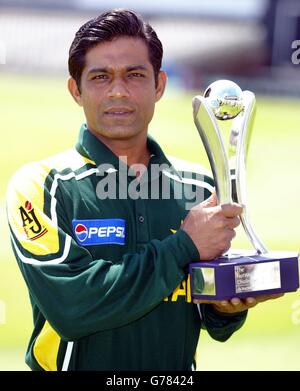 Der pakistanische Kapitän Rashid Latif zeigt die Trophäe der NatWest Series während einer Fotoausstellung in Old Trafford, Manchester, vor dem ersten NatWest Challenge-Spiel gegen Pakistan. * England wird in einem dreieckigen Turnier mit Simbabwe und Südafrika um die Trophäe der NatWest Series kämpfen. Stockfoto