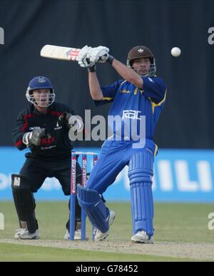 Surrey Batsman James Benning spielt beim Twenty20-Spiel in Imber Court, East Molsey, mit einem kurzen Ball von Sussex Bowler Robin Martin-Jenkins. Stockfoto