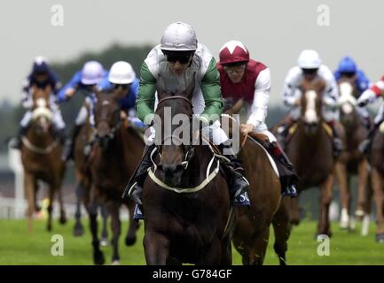 Kevin Darley reitet Attraktion, im Besitz des Herzogs von Roxburghe, zum Sieg in der Queen Mary Stakes, in Royal Ascot. Stockfoto