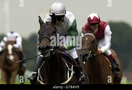 Kevin Darley reitet Attraktion, im Besitz des Herzogs von Roxburghe, zum Sieg in der Queen Mary Stakes, in Royal Ascot. Stockfoto