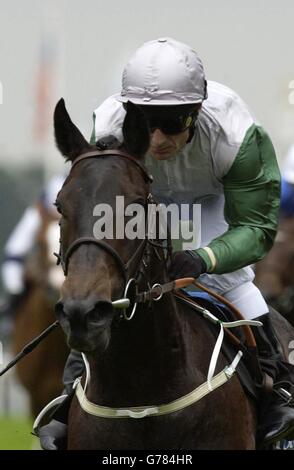 Kevin Darley reitet Attraktion, im Besitz des Herzogs von Roxburghe, zum Sieg in der Queen Mary Stakes, in Royal Ascot. Stockfoto