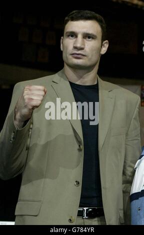 Der Ukrainer Vitali Klitschko, der Herausforderer für Lennox Lewis' World Heavyweight Boxing-Titel, war vor dem Wochenend-Kampf im Staples Center in Los Angeles von Kopf bis Kopf in der Presse. Stockfoto