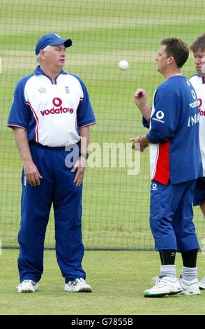 England-Trainer Duncan Fletcher (links) spricht mit dem schnellen Bowler Darren Gough, während des Netztrainers im AMP Oval, Süd-London, vor dem morgigen zweiten NatWest Challenge-Spiel gegen Pakistan. Stockfoto