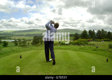 Der schottische Colin Montgomerie schlägt während der Diageo Championship in Gleneagles den achten Platz ein. Stockfoto