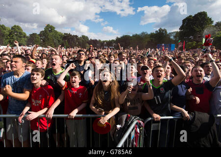 Walisischen Fußball-Fans feiern in der Cardiff-Fanzone in Coopers Feld, wie Wales Russland in das Endspiel der Euro 2016 Quartal schlagen. Stockfoto