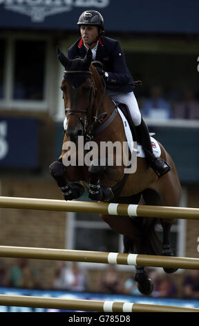 Der britische Ben Maher mit Wings Sulieme springt beim Furusiyya FEI Nations Cup of Great Britain, der von Longines am vierten Tag der Longines Royal International Horse Show in Hickstead präsentiert wird. Stockfoto