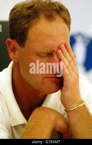 Englands Mark Roe in dejection während einer Pressekonferenz nach dem dritten Lauf der 132. Open Championship bei Royal St George's, Sandwich, Kent. Roe und Jesper Parnevik wurden von der Open Championship für einen erstaunlichen Scorecard-Fehler disqualifiziert.die beiden Spieler scheiterten daran, Scorecards auf dem ersten Loch vor dem Start ihrer dritten Runde bei Royal St. George's auszutauschen. Sie unterschrieben daher eine falsche Wertung, als der Fehler am Ende der Runde entdeckt wurde, in der Roe aus Sheffield eine hervorragende 67 abgefeuert hatte - das entspricht Nick Faldo's bisher bester Runde der Meisterschaft Stockfoto