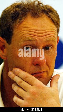 Englands Mark Roe in dejection während einer Pressekonferenz nach dem dritten Lauf der 132. Open Championship bei Royal St George's, Sandwich, Kent. Roe und Jesper Parnevik wurden heute von der Open Championship für einen erstaunlichen Scorecard-Fehler disqualifiziert.die beiden Spieler versäumten es, Scorecards auf dem ersten Loch vor dem Start ihrer dritten Runde bei Royal St. George's auszutauschen. Sie unterschrieben daher eine falsche Wertung, als der Fehler am Ende der Runde entdeckt wurde, in der Roe aus Sheffield eine hervorragende 67 abgefeuert hatte - das entspricht Nick Faldo's bisher bester Runde der Meisterschaft Stockfoto