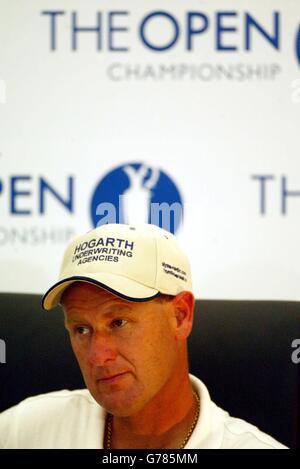 NUR FÜR REDAKTIONELLE ZWECKE. KEINE NUTZUNG DES MOBILTELEFONS. Der englische Mark Roe spricht während einer Pressekonferenz nach der dritten Runde der 132. Open Championship im Royal St George's, Sandwich, Kent. Roe und Jesper Parnevik wurden heute von der Open Championship für einen erstaunlichen Scorecard-Fehler disqualifiziert.die beiden Spieler konnten vor dem Start ihrer dritten Runde bei Royal St. George's keine Scorecards im ersten Loch tauschen. Sie unterschrieben daher für eine falsche Punktzahl, als der Fehler am Ende der Runde entdeckt wurde, in der Roe aus Sheffield eine hervorragende 67 abgefeuert hatte - das entspricht Nick Stockfoto