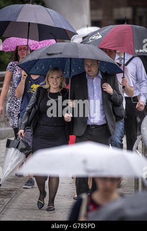 Pendler machen ihren Weg in Bristol bei nassem Wetter zu arbeiten. Stockfoto