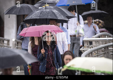 Pendler machen ihren Weg in Bristol bei nassem Wetter zu arbeiten. Stockfoto