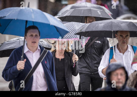 Pendler machen ihren Weg in Bristol bei nassem Wetter zu arbeiten. Stockfoto