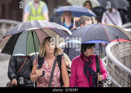 Pendler machen ihren Weg in Bristol bei nassem Wetter zu arbeiten. Stockfoto