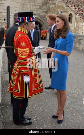 Die Herzogin von Cambridge spricht mit einer Yeoman Warder, als sie zu einem Besuch im Tower of London kommt, um die Mohninstallation „Blood Sweepte Lands and Seas of Red“ zum Gedenken an den 100. Jahrestag des Ausbruchs des Ersten Weltkriegs zu sehen. Stockfoto