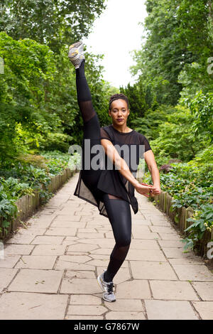 Jazz Tänzerin einen Kick ausführen. Stockfoto