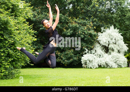 Jazz Tänzerin einen Sprung im Freien durchführen Stockfoto