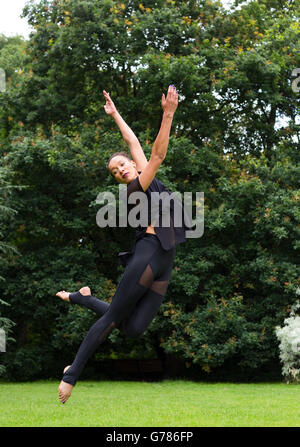 Jazz Tänzerin einen Sprung im Freien durchführen Stockfoto