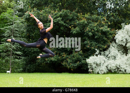 Jazz Tänzerin einen Sprung im Freien durchführen Stockfoto