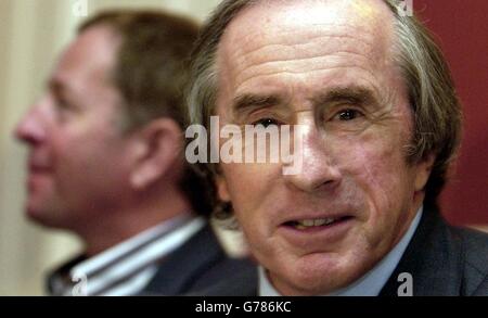 Jackie Stewart, der britische Motor Racing Champion und Präsident des British Racing Drivers Club, sitzt bei einer Pressekonferenz mit Martin Brundle am Institute of Directors in Central London. Herr Stewart unterstrich die Verpflichtung des BRDC und anderer Parteien, einschließlich der Regierung, den Silverstone Grand Prix als festen Bestandteil des Formel-1-Rennens zu behalten. Stockfoto