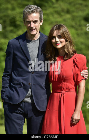 Dr. Who führt Peter Capaldi und Jenna Coleman zusammen zu Beginn der Welttournee in Cardiff Castle, Wales, um die Show zu promoten. Stockfoto