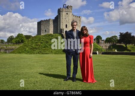 Dr. Who führt Peter Capaldi und Jenna Coleman zusammen zu Beginn der Welttournee in Cardiff Castle, Wales, um die Show zu promoten. Stockfoto