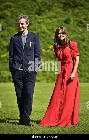 Dr. Who führt Peter Capaldi und Jenna Coleman zusammen zu Beginn der Welttournee in Cardiff Castle, Wales, um die Show zu promoten. Stockfoto