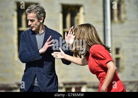 Dr. Who Stars Peter Capaldi und Jenna Coleman haben Spaß, wie sie an einer Fotografie-Session am Fotocall zu Beginn der Welttournee in Cardiff Castle, Wales, um die Show zu promoten. Stockfoto