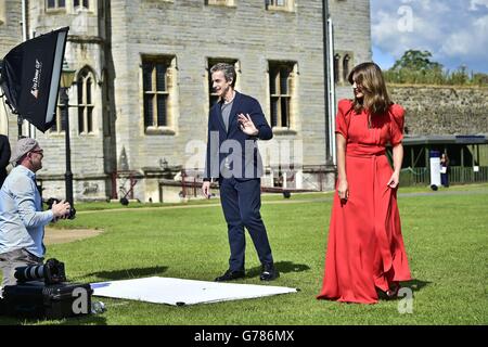 Dr. Who Stars Peter Capaldi und Jenna Coleman haben Spaß, wie sie an einer Fotografie-Session am Fotocall zu Beginn der Welttournee in Cardiff Castle, Wales, um die Show zu promoten. Stockfoto