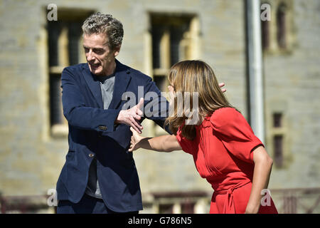 Dr. Who Stars Peter Capaldi und Jenna Coleman haben Spaß, wie sie an einer Fotografie-Session am Fotocall zu Beginn der Welttournee in Cardiff Castle, Wales, um die Show zu promoten. Stockfoto