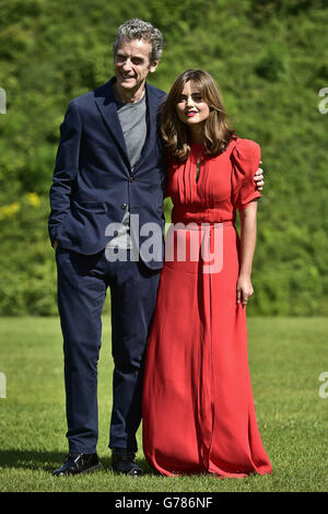 Dr. Who führt Peter Capaldi und Jenna Coleman zusammen zu Beginn der Welttournee in Cardiff Castle, Wales, um die Show zu promoten. Stockfoto