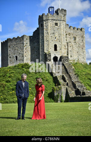 Dr. Who führt Peter Capaldi und Jenna Coleman zusammen zu Beginn der Welttournee in Cardiff Castle, Wales, um die Show zu promoten. Stockfoto