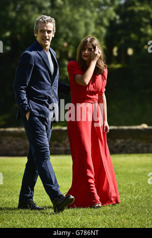 Dr. Who führt Peter Capaldi und Jenna Coleman zusammen zu Beginn der Welttournee in Cardiff Castle, Wales, um die Show zu promoten. Stockfoto