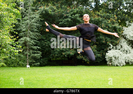 Jazz Tänzerin einen Sprung im Freien durchführen Stockfoto