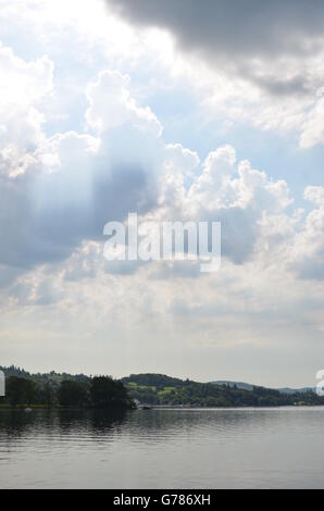 Licht durch Wolken am See Stockfoto