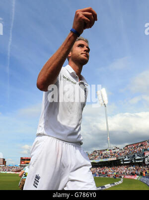 Englands Stuart Broad verlässt das Feld mit dem Matchball, nachdem er sechs Wickets während des vierten Investec-Tests im Emirates Old Trafford, Manchester, beansprucht hat. Stockfoto