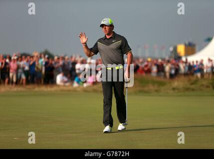 Der nordirische Rory McIlroy feiert am zweiten Tag der Open Championship 2014 im Royal Liverpool Golf Club, Hoylake, einen Birdie auf dem 17. Loch. Stockfoto