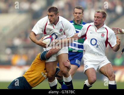 Der englische Ben Cohen (mit Ball) wird von Elton Flatley aus Australien während ihres Internationalen Freundschaftsspiel in Twickenham angegangen. Stockfoto