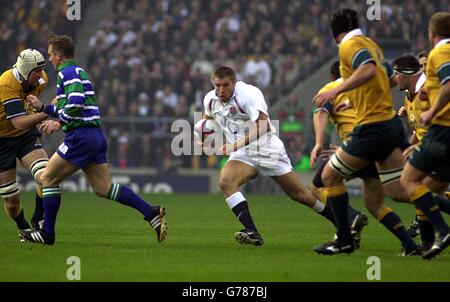 Der englische Ben Cohen (Mitte) bricht während des Internationalen Freundschaftsspiel in Twickenham, London, von der australischen Verteidigung ab. Stockfoto