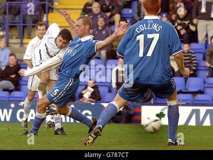 Tranmere Simon Haworth (links) punktet gegen Cardiff City während der ersten Runde des FA Cup in Prenton Park, Birkenhead, Samstag, 16. November 2002. KEINE INOFFIZIELLE CLUB-WEBSITE. Stockfoto