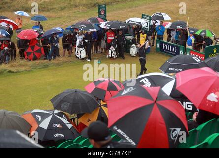 Die Zuschauer sehen sich an, wie der deutsche Martin Kaymer am dritten Tag der Open Championship 2014 im Royal Liverpool Golf Club, Hoylake, abschlägt. Stockfoto