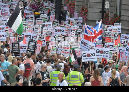 Tausende Demonstranten marschieren durch Whitehall im Zentrum von London, um ein Ende der israelischen Militäraktion in Gaza und "Gerechtigkeit und Freiheit" für Palästina zu fordern. Stockfoto