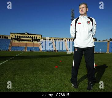 Der walisische Manager Mark Hughes wacht während eines Mannschaftstrainings im Tofiq-Nationalstadion in Baku, Aserbaidschan, vor dem Europameisterschaftsquailifier der Gruppe 9 am Mittwoch gegen Aserbaidschan über. Mark Hughes ist auf dem Fahrersitz, nachdem er in Finnland 2-0 gewonnen und im letzten Monat im Millennium Stadium Italien 2-1 gestippt hat. Mit dem Rückspiel mit Aserbaidschan als nächstes im März konnte sich Wales nach der Eröffnung der vier Spiele mit maximal 12 Punkten auf Kurs befinden, um das erste große Finale seit der WM 1958 zu erreichen. Stockfoto