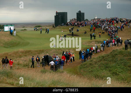 Der Italiener Francesco Molinari, der nordirische Rory McIlroy und der US-Amerikaner Dustin Johnson auf dem 13. Green am dritten Tag der Open Championship 2014 im Royal Liverpool Golf Club, Hoylake. Stockfoto