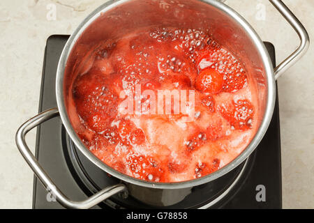 Erdbeeren und Zucker in einer Pfanne zur Herstellung von Marmelade Stockfoto