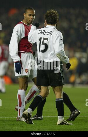 Der Schiedsrichter tritt zwischen Arsenals Thierry Henry (links) und Valencias Amedoe Carboni, nach einem Zusammenstoß zwischen den beiden Spielern, während ihres Champions-League-Spiels in Highbury im Norden Londons. KEINE VERÖFFENTLICHUNG AUF IRGENDEINER WEBSITE WÄHREND DES SPIELS (EINSCHLIESSLICH HALBZEIT, ZUSÄTZLICHE ZEIT UND ELFMETERSCHIESSEN). Stockfoto