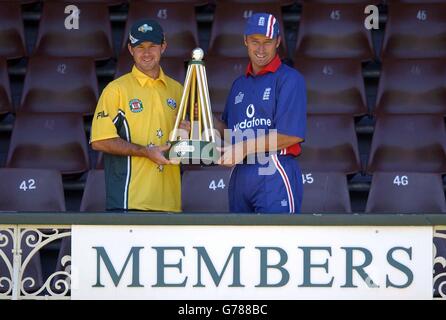 FÜR KEINE KOMMERZIELLE NUTZUNG. Australien One Day Captain Ricky Ponting (links) hält die Trophäe der VB-Serie mit dem englischen Kapitän Nasser Hussain auf dem Sydney Cricket Ground, Sydney, Australien. England spielt am Freitag Australien auf dem Sydney Cricket Ground beim Tag-Nacht-Eröffnungsspiel der dreieckigen Serie, zu der auch Sri Lanka gehört. In der Zwischenzeit kehrt Andrew Flintoff nach Hause zurück, um zu versuchen, das Problem zu identifizieren, das ihn daran gehindert hat, entweder am Test oder an einer eintägigen Serie in Australien teilzunehmen. Stockfoto