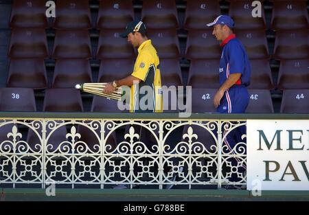 FÜR KEINE KOMMERZIELLE NUTZUNG. Australien One Day Captain Ricky Ponting (links) hält die Trophäe der VB-Serie mit dem englischen Kapitän Nasser Hussain auf dem Sydney Cricket Ground, Sydney, Australien. England spielt am Freitag Australien auf dem Sydney Cricket Ground beim Tag-Nacht-Eröffnungsspiel der dreieckigen Serie, zu der auch Sri Lanka gehört. In der Zwischenzeit kehrt Andrew Flintoff nach Hause zurück, um zu versuchen, das Problem zu identifizieren, das ihn daran gehindert hat, entweder am Test oder an einer eintägigen Serie in Australien teilzunehmen. Stockfoto