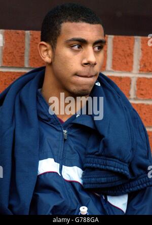 Anton Ferdinand, jüngerer Bruder von Manchester United und England-Verteidiger Rio, schaut von der Bank, wie seine West Ham United Mannschaft 3-0 gegen Manchester United in ihrem Barclaycard Premiership Spiel auf Manchester United Old Trafford Boden in Manchester verlieren. Stockfoto