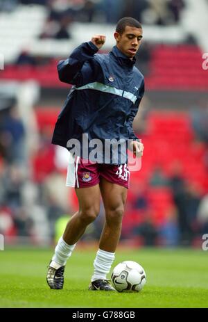 Anton Ferdinand, jüngerer Bruder von Manchester United und dem englischen Verteidiger Rio, erwärmt sich, bevor er seinen Platz auf der Ersatzbank belegte, als seine West Ham United-Mannschaft im Barclaycard Premiership-Spiel auf dem Old Trafford Ground von Manchester United 3-0 gegen Manchester United verliert. Stockfoto